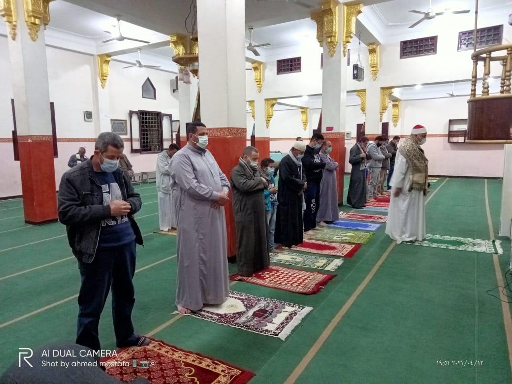 بالصور.. إلتزام المصليين بإتباع الإجراءات الاحترازية.. سابع ليالي أداء صلاة التراويح